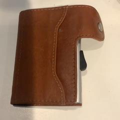 Väska Bruine pasjes houder, rapporterat av Gemeente Amsterdam med iLost