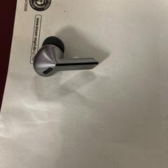 سماعات الأذن، كما تم الإبلاغ عنه بواسطة Sheraton Brussels Airport Hotel عبر iLost