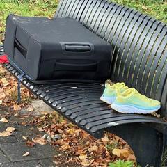 Rolkoffer met gloednieuwe sneakers an iLost gemeldet