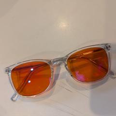 Gafas de sol, segundo informou Inntel Hotels Utrecht Centre usando iLost