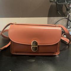 Väska Bruin, rapporterat av Pathé Amersfoort med iLost