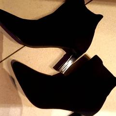 くつ がiLostで Leonardo Royal Hotel Amsterdam によって報告されました