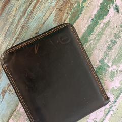 Kleine bruine portemonnee, segons s'ha informat a iLost