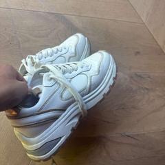 Shoe Via Vai sneakers, as reported by Hotel Apeldoorn using iLost