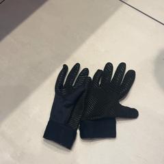 Gloves, as reported by Johan Cruijff ArenA using iLost