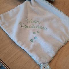 Peluche pulseira, como reportado por IKEA Lyon Grand Parilly utilizando o iLost