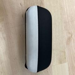 Etui à lunettes avec lunettes bryle, a été signalé par IKEA Ostrava utilisant iLost