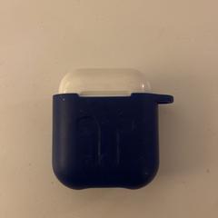 Airpods case met blauw hoesje, som rapporterats till iLost