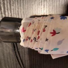 Parapluie pliant Blanc avec motifs, a été signalé par TCL utilisant iLost