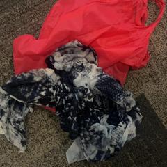 Tasje en sjaal Rood en blauwig, come riportato da Jaarbeurs utilizzando iLost