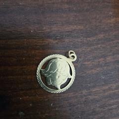 Hetting hanger goud Dylana Jane, gerapporteerd met iLost