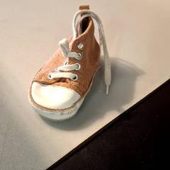 Babacipő Marron et blanc, amint azt IKEA Hénin-Beaumont az iLost segítségével jelentette.