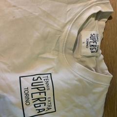 Tshirt White, rapporterat av MEININGER Hotel Berlin East Side Gallary med iLost