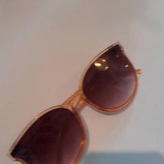 Óculos de sol, como reportado por Van der Valk Hotel Tiel utilizando o iLost