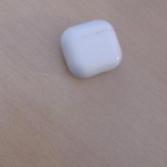 Pouzdro na airpods wit, jak nahlášeno Walibi Holland pomocí iLost