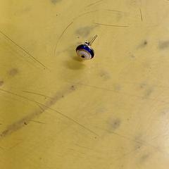 Orecchino Dorée œil, come riportato da IKEA Lille utilizzando iLost