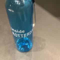 Fles blauw, zoals gemeld door Universiteit Gent - Faculteitsbibliotheek LW met iLost