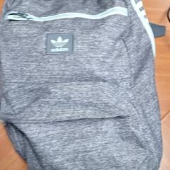 Batoh Grijs Adidas, jak nahlášeno Centraal magazijn pomocí iLost