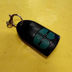 Klíče od auta cle de voiture, jak nahlášeno IKEA Lille pomocí iLost