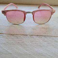 Ulleres de sol Roze, segons ha informat DierenPark Amersfoort mitjançant iLost