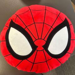 Almofada Spiderman, como reportado por Gebo Tours utilizando o iLost