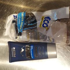 Men razors + aftershave, zoals gemeld door MEININGER Hotel Bruxelles Gare du Midi met iLost