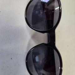 Occhiali da sole Zwart - Invu, come riportato da Bospop utilizzando iLost
