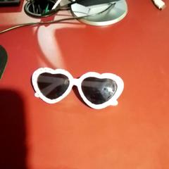 Sluneční brýle, jak nahlášeno Apenheul pomocí iLost