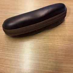 Etui na okulary z okularami Bruine bril in koker, zgłoszono przez Pathé Spuimarkt przy użyciu iLost