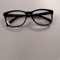 Occhiali da lettura, come riportato da IKEA Amsterdam utilizzando iLost