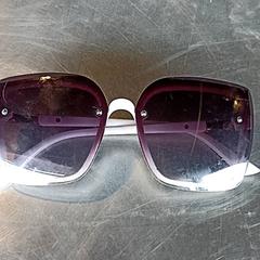 Occhiali da sole, come riportato da Paaspop utilizzando iLost