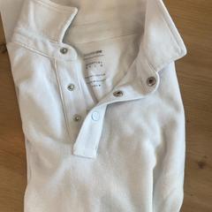 Poloshirt White, amint azt MEININGER Hotel Köln West az iLost segítségével jelentette.