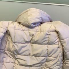 Gyermek dzseki Beige, amint azt Eindhoven Airport az iLost segítségével jelentette.