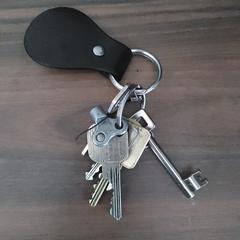 Sleutelbos met zwarte leren sleutelhanger, come riportato a iLost