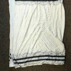 Šál Offwhite met allerlei figuurtjes, ako bolo nahlásené Burgers' Zoo pomocou iLost