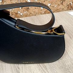 Handtas Zwart met gouden sluiting, ha sido reportado por RRReis IJssel-Vecht Zwartsluis con iLost