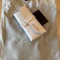 Camisa & Estuche de anteojos, ha sido reportado por Amsterdam ID Aparthotel con iLost