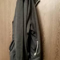 Oblečení Black vest, jak nahlášeno Mövenpick Hotel Amsterdam City Centre pomocí iLost