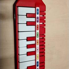 Juguete Keyboard, rood/blauw, ha sido reportado por IKEA Zwolle con iLost