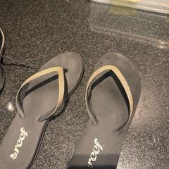 Slippers, zoals gemeld door Hotel Van der Valk Harderwijk op de Veluwe met iLost