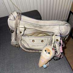 Beige damestas, as reported to iLost