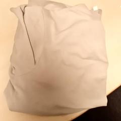 T shirt, jak nahlášeno Mövenpick Hotel Amsterdam City Centre pomocí iLost