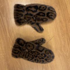 Handskar handschoenen panterprint, rapporterat av Pathé Tuschinski med iLost