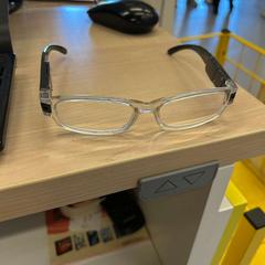 Lentes Monture transparente et grise, segundo informou IKEA Marseille La Valentine usando iLost