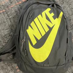 バックパック がiLostで Connexxion Amstelland-Meerlanden Schiphol Zuid によって報告されました