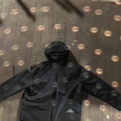 Jasje Zwarte regenjas, rapporterat av De Heeren van Aemstel med iLost