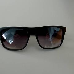 眼鏡 - Zonnebril がiLostで Centraal magazijn によって報告されました