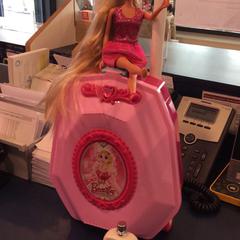 pinker Koffer, Barbiepuppe & Parfüm, as reported by MEININGER Hotel Munich Olympiapark using iLost