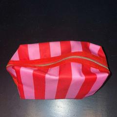 Toaletná taška & Toaletné výrobky Toiletas gekleurd, ako bolo nahlásené Van der Valk Hotel Amsterdam-Amstel pomocou iLost