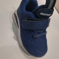 Sapatos de crianças, como reportado por IKEA Wilrijk utilizando o iLost